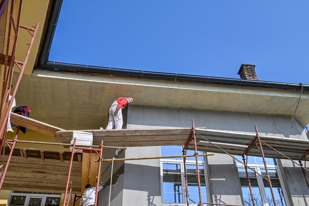 Uređuje se fasada „Loline“ škole