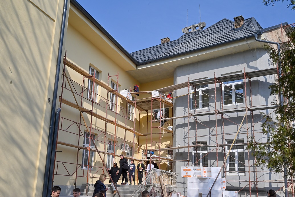 Uređuje se fasada „Loline“ škole