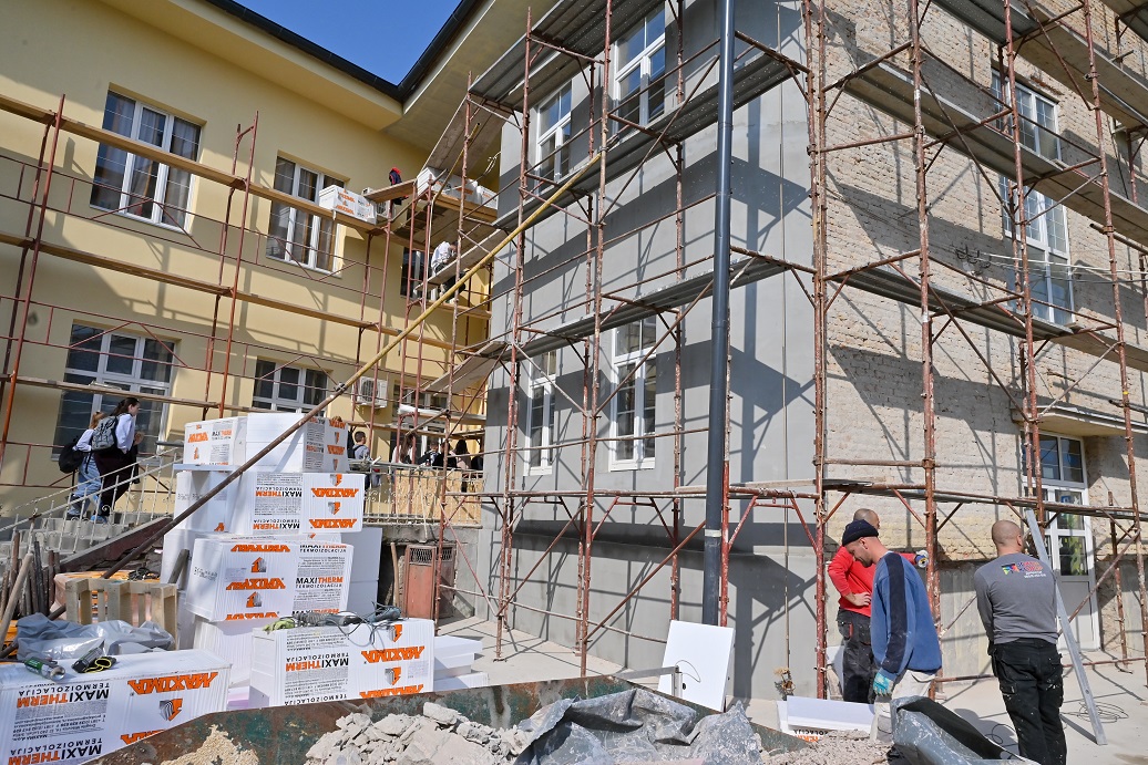 Uređuje se fasada „Loline“ škole