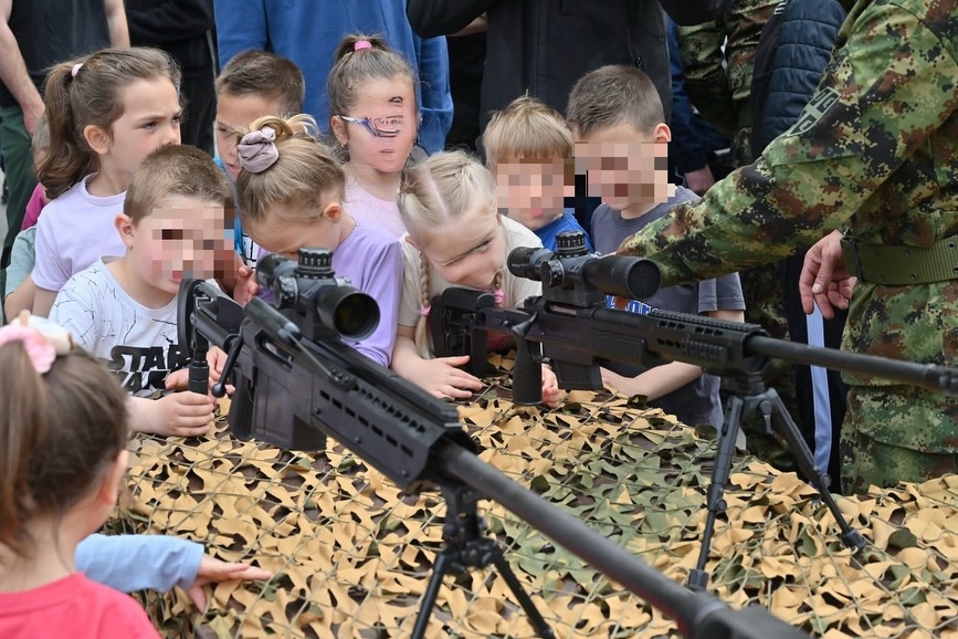 Промоција војног позива и приказ модерног војног наоружања и опреме на Градском тргу