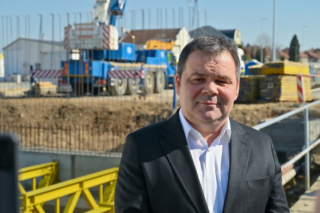 Обилазак радова на изградњи мостића преко Кудошког потока