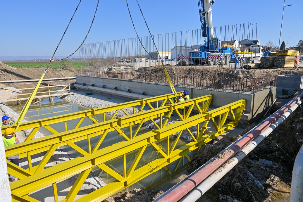 Обилазак радова на изградњи мостића преко Кудошког потока