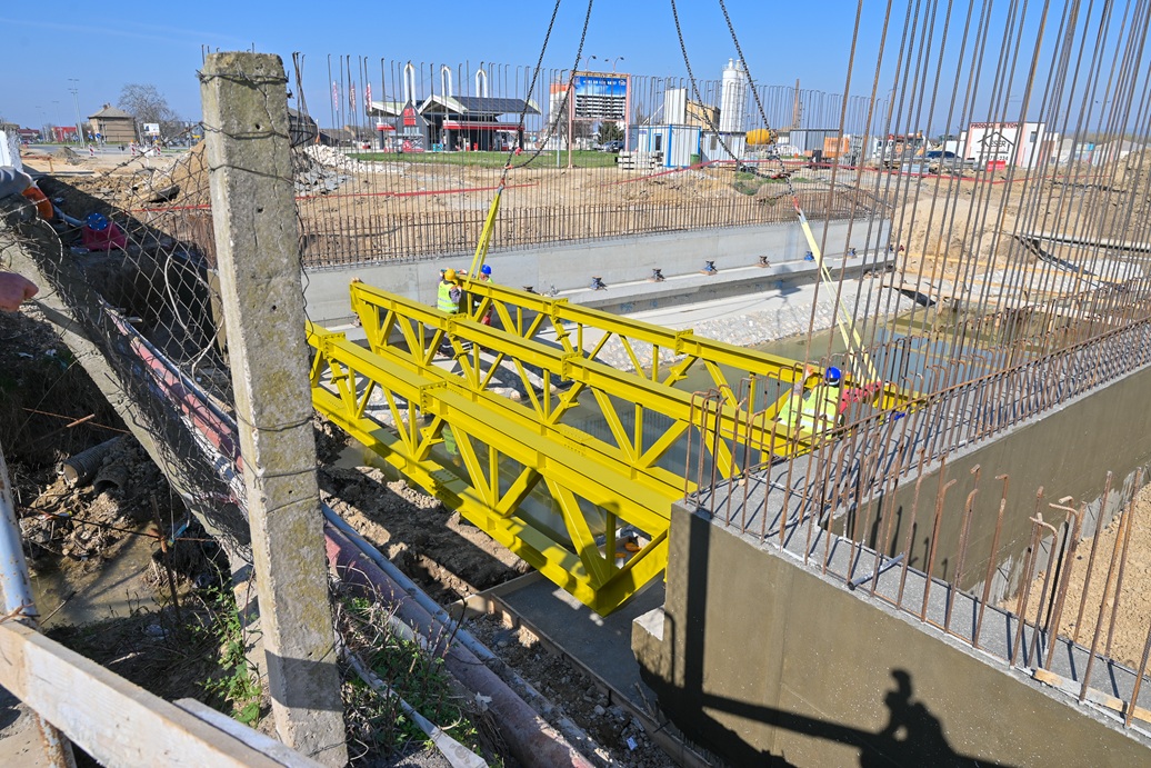 Обилазак радова на изградњи мостића преко Кудошког потока