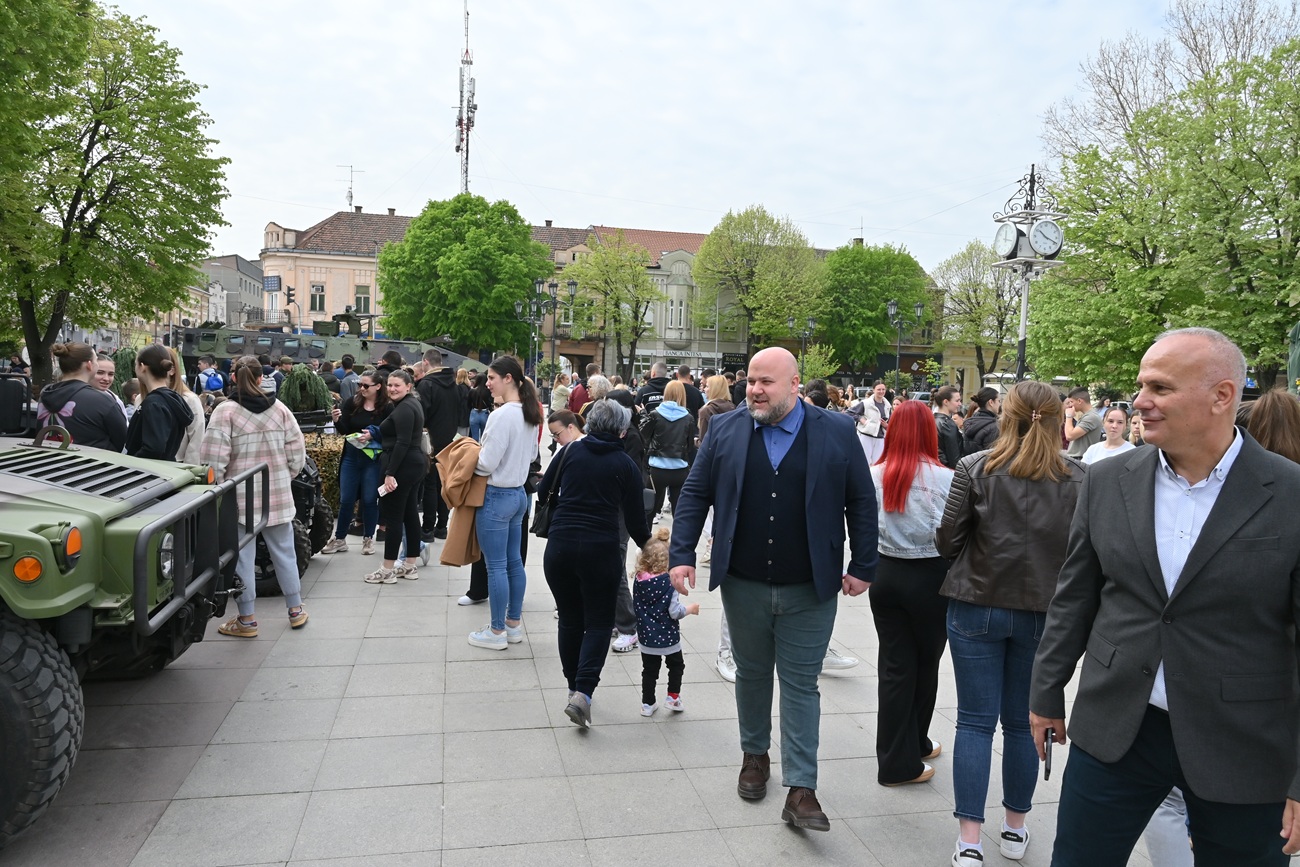 Промоција војног позива и приказ модерног војног наоружања и опреме на Градском тргу