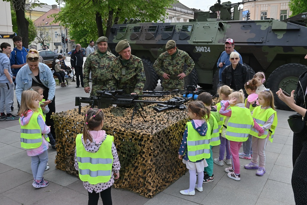 Промоција војног позива и приказ модерног војног наоружања и опреме на Градском тргу