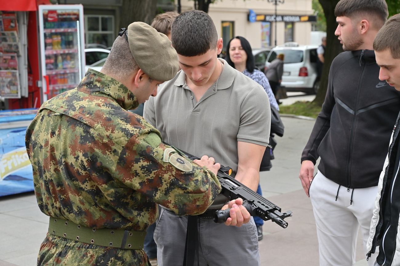 Промоција војног позива и приказ модерног војног наоружања и опреме на Градском тргу