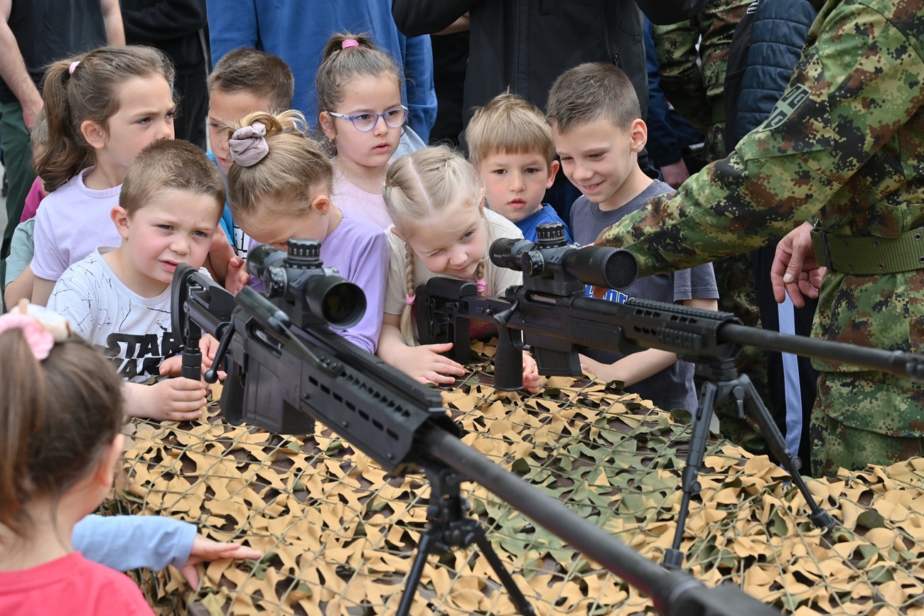 Промоција војног позива и приказ модерног војног наоружања и опреме на Градском тргу