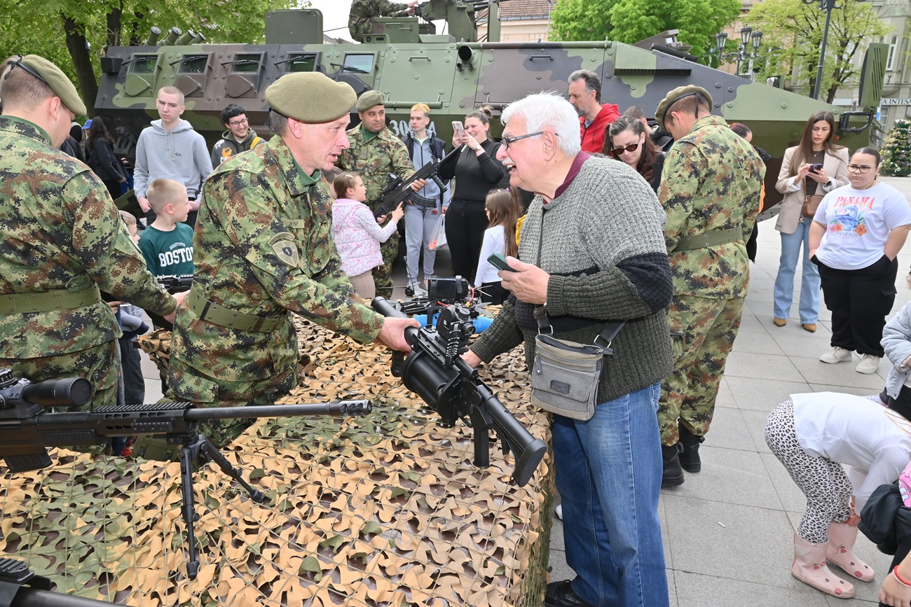 Промоција војног позива и приказ модерног војног наоружања и опреме на Градском тргу