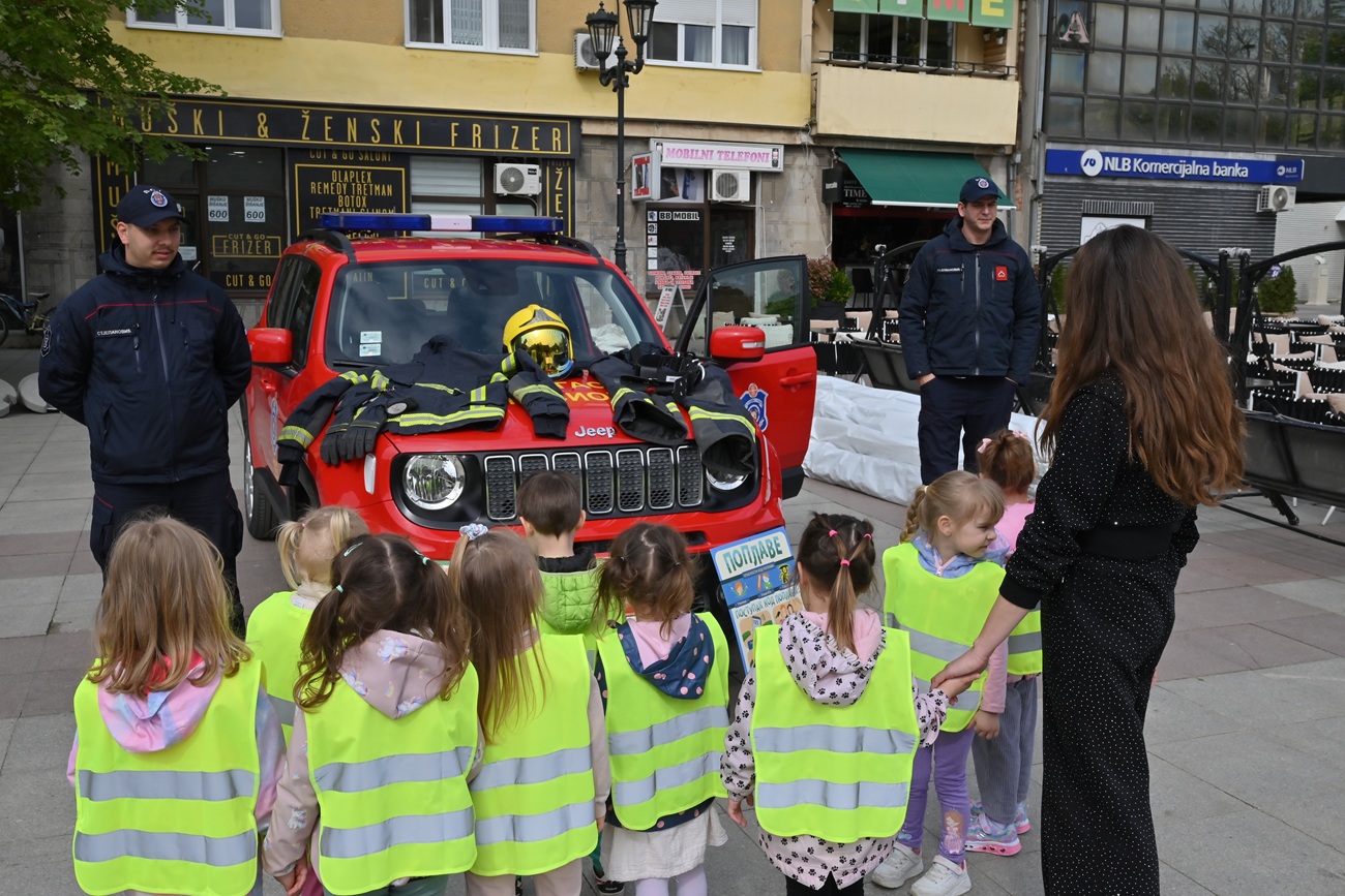 Промоција војног позива и приказ модерног војног наоружања и опреме на Градском тргу