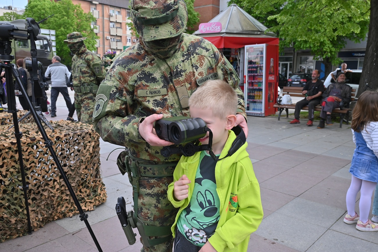 Промоција војног позива и приказ модерног војног наоружања и опреме на Градском тргу