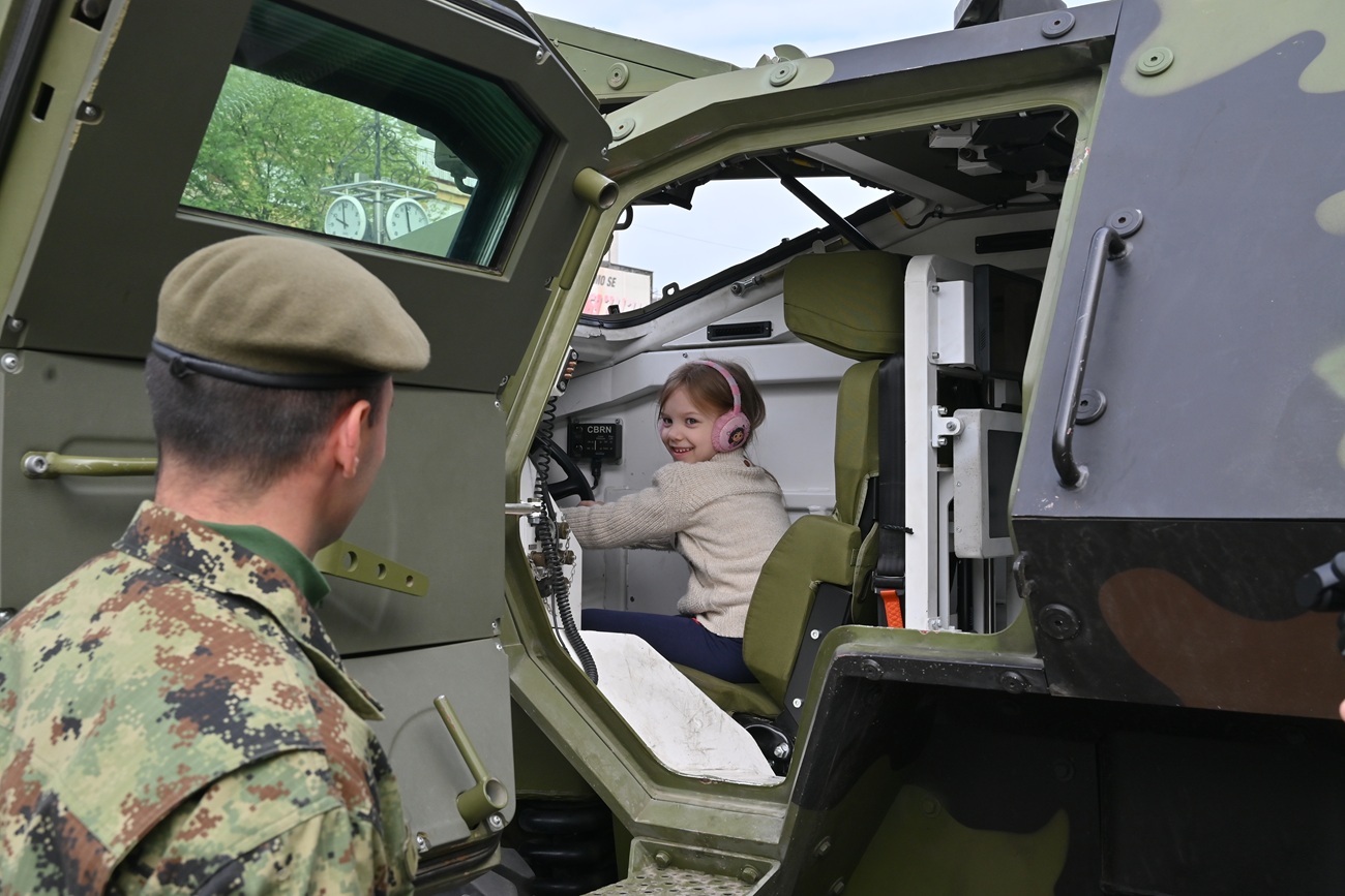 Промоција војног позива и приказ модерног војног наоружања и опреме на Градском тргу