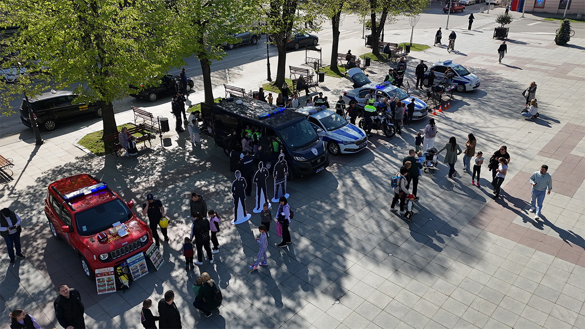 Пролећни трг у Руми: Дружење најмлађих са полицијом и ватрогасцима