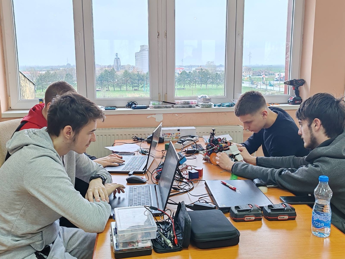 Рума домаћин регионалног такмичења у програмирању робота