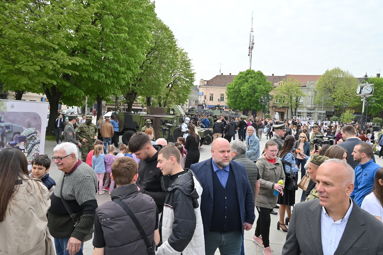 Промоција војног позива и приказ модерног војног наоружања и опреме на Градском тргу